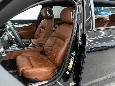 Used 2023 BMW 760i xDrive w/ Executive Package AWD/4WD image 9