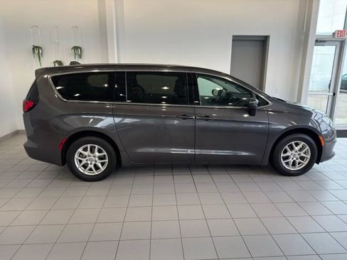Used 2017 Chrysler Pacifica Touring FWD image 30