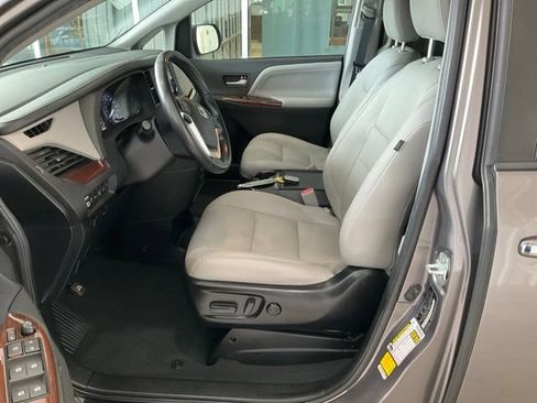Used 2020 Toyota Sienna Limited Premium FWD image 4