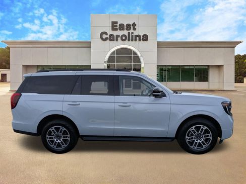 Used 2025 Ford Expedition Active AWD/4WD image 2