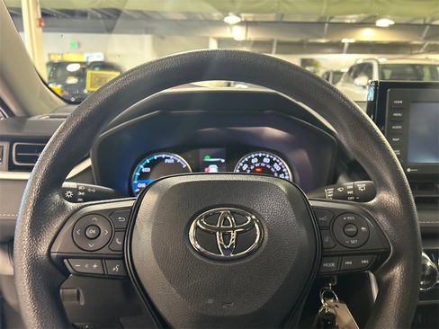 Used 2022 Toyota RAV4 LE image 11