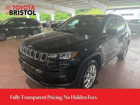 Used 2024 Jeep Compass Latitude w/ Sun and Sound Group AWD/4WD image 1