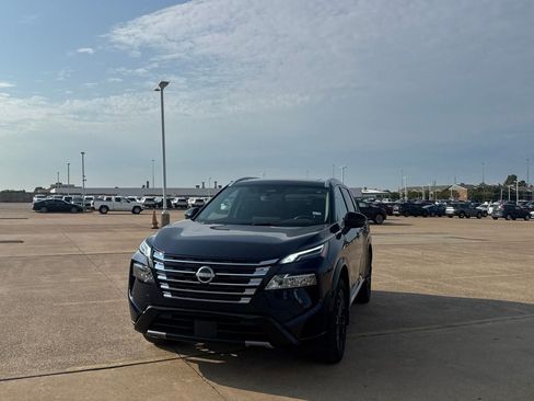 Used 2024 Nissan Rogue Platinum FWD image 7