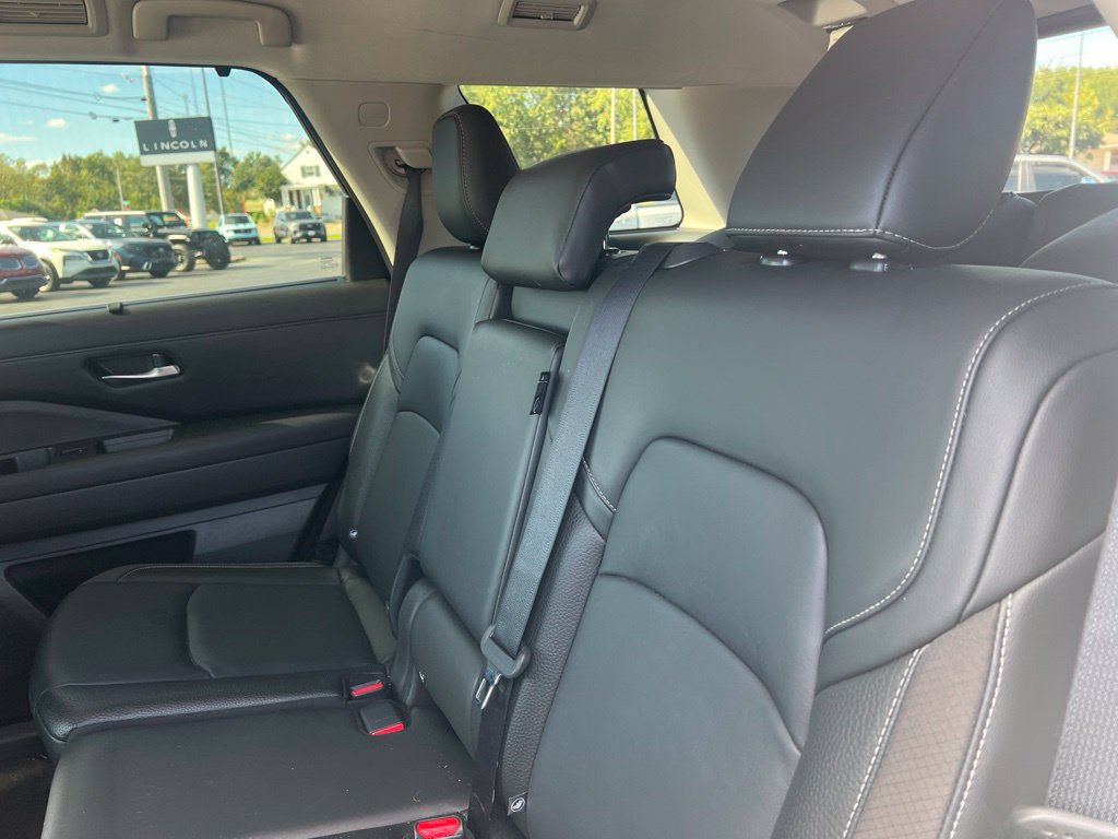 Used 2022 Nissan Pathfinder SL AWD/4WD image 9