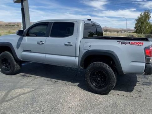 Used 2020 Toyota Tacoma TRD Off-Road w/ Blackout Package AWD/4WD image 6