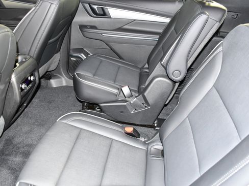 Used 2025 Buick Enclave Preferred AWD/4WD image 48
