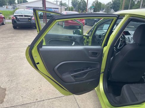 Used 2013 Ford Fiesta SE image 9