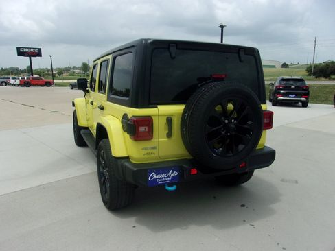 Used 2023 Jeep Wrangler Unlimited Sahara w/ Cold Weather Group AWD/4WD image 7