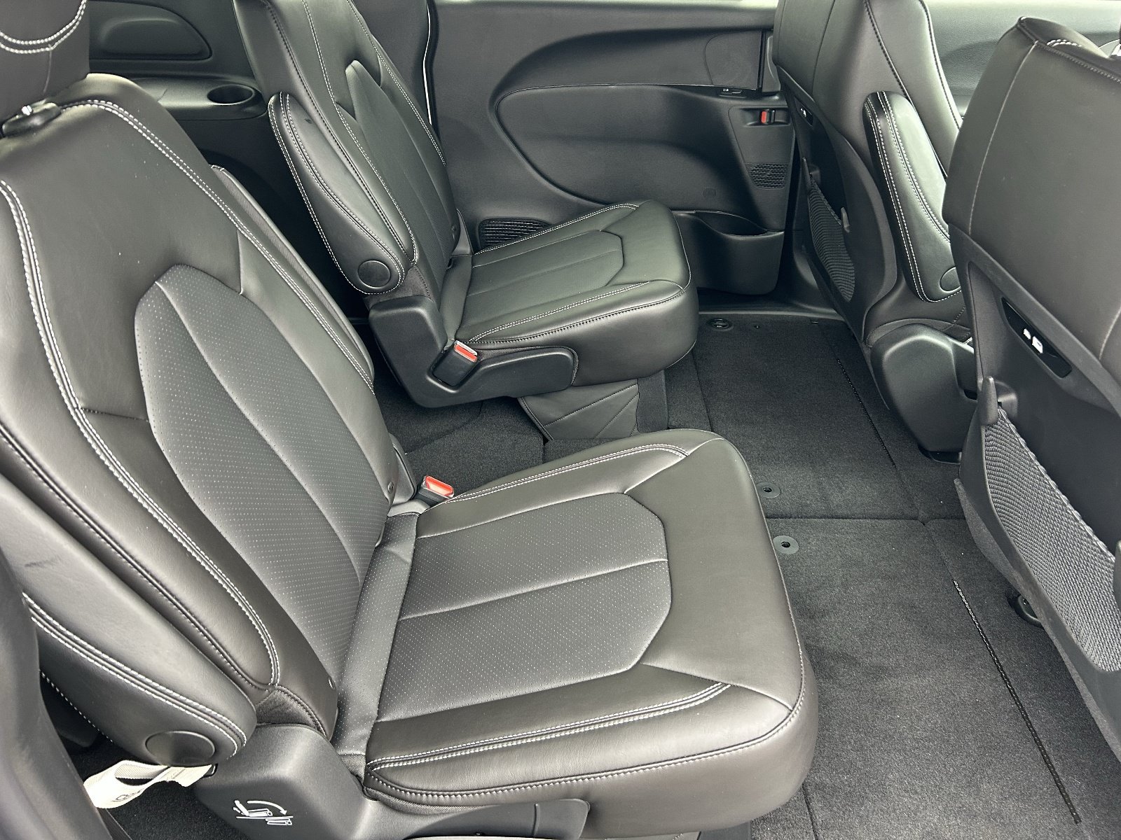 New 2027 Chrysler Pacifica Select FWD image 10