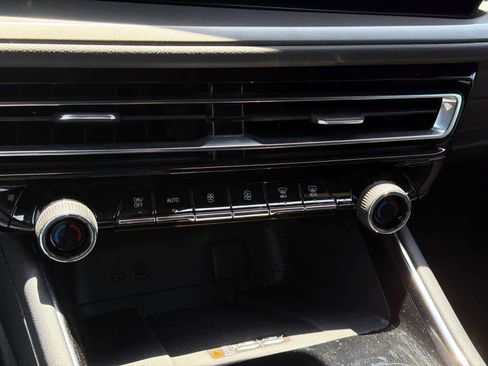 Used 2025 Chevrolet Traverse LT AWD/4WD image 21