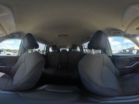 Used 2025 Toyota Highlander LE FWD image 44
