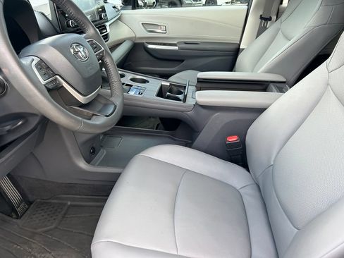 Used 2024 Toyota Sienna XLE FWD image 11