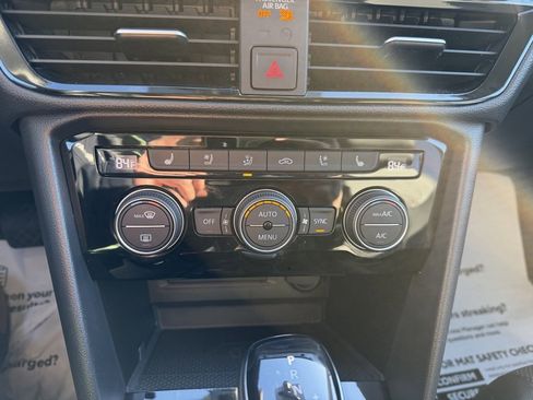 Used 2022 Volkswagen Taos SEL image 19