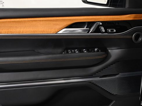 Used 2022 Jeep Grand Wagoneer Series III w/ HD Trailer Tow Package image 23