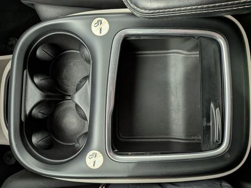 Used 2023 Chrysler Pacifica Touring-L FWD image 21