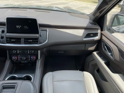 Used 2022 Chevrolet Suburban LT w/ Luxury Package RWD image 5