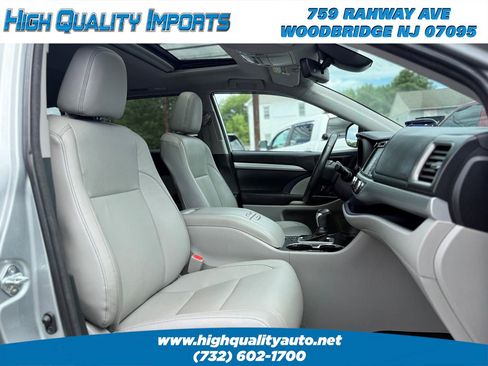 Used 2018 Toyota Highlander XLE AWD/4WD image 27