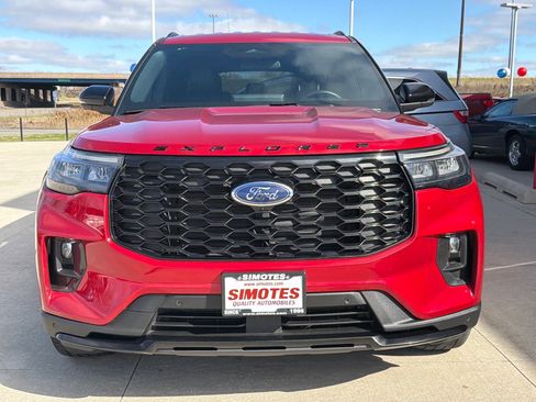 Used 2025 Ford Explorer ST-Line w/ ST-Line Street Pack image 3