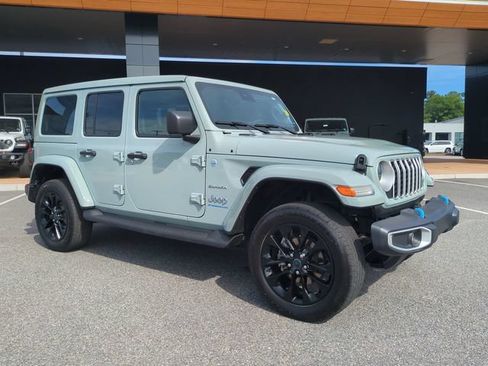 Used 2024 Jeep Wrangler Unlimited Sahara w/ Technology Group AWD/4WD image 2