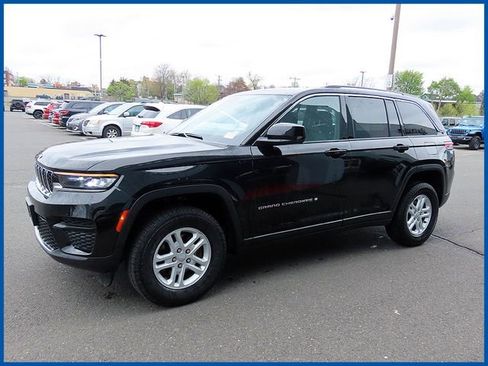Used 2023 Jeep Grand Cherokee Laredo w/ Luxury Tech Group I AWD/4WD image 3