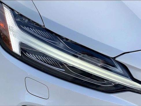 Used 2022 Volvo S60 B5 R-Design image 27