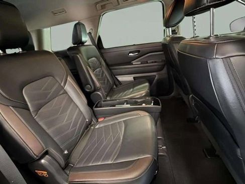 Used 2024 Nissan Pathfinder Platinum image 27