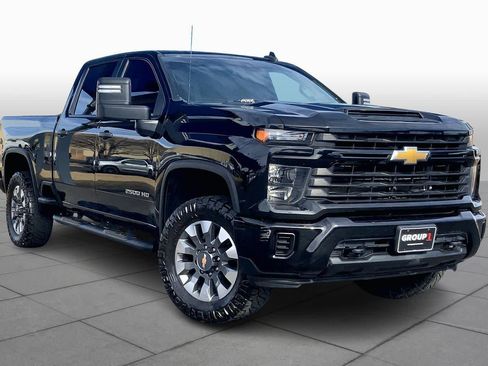 Used 2024 Chevrolet Silverado 2500 Custom image 2