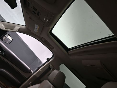 Used 2018 Chevrolet Suburban Premier AWD/4WD image 18