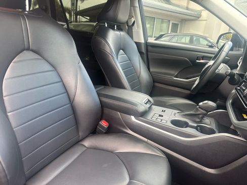 Used 2023 Toyota Highlander XLE FWD image 26