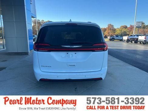 Used 2022 Chrysler Pacifica Touring-L image 5
