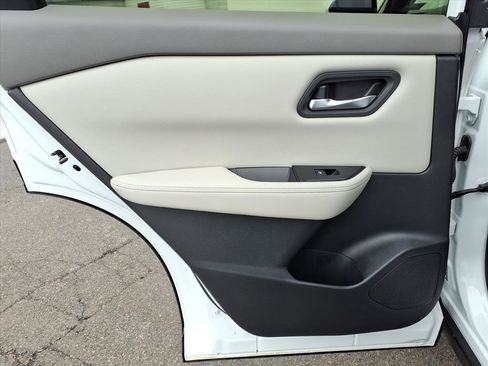 Certified 2025 Nissan Rogue SV image 18