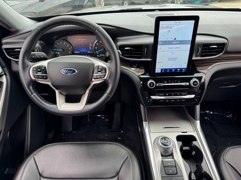 Used 2022 Ford Explorer Limited w/ Limited Technology Package image 4
