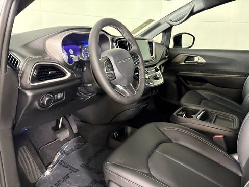New 2027 Chrysler Pacifica Select FWD image 21
