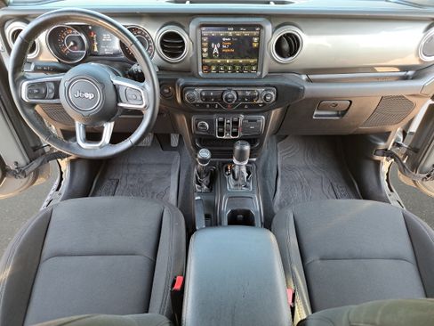 Used 2022 Jeep Wrangler Unlimited Sahara w/ Cold Weather Group AWD/4WD image 9