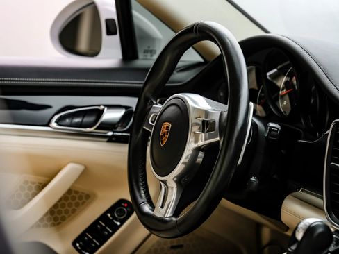 Used 2016 Porsche Panamera image 8