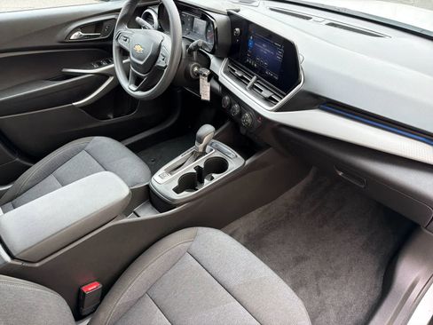 Used 2024 Chevrolet Trax LS w/ LS Convenience Package FWD image 16