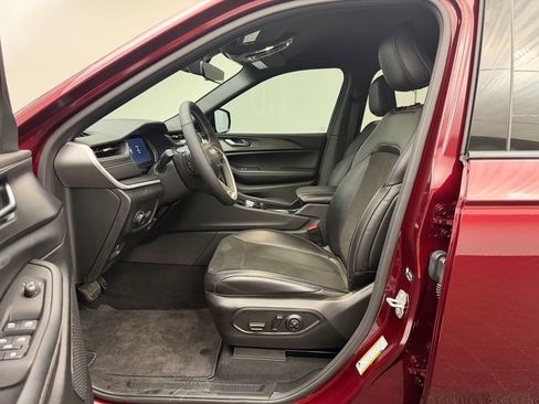 Used 2025 Jeep Grand Cherokee Altitude AWD/4WD image 5