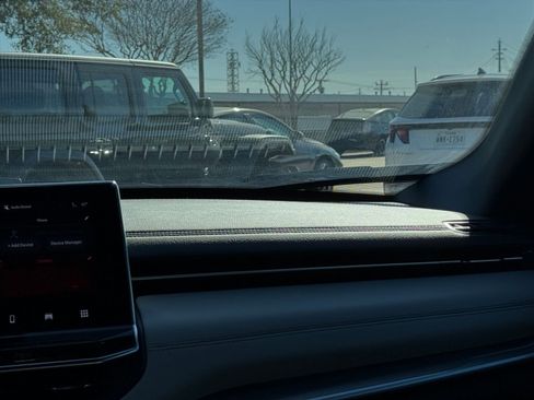 Used 2025 Jeep Compass Limited image 35