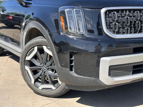 Used 2024 Kia Telluride EX w/ EX Captain's Chair Package image 2