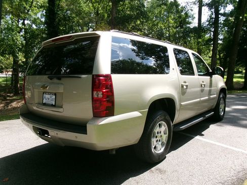 Used 2008 Chevrolet Suburban LT w/ LT Preferred Equipment Group RWD image 5