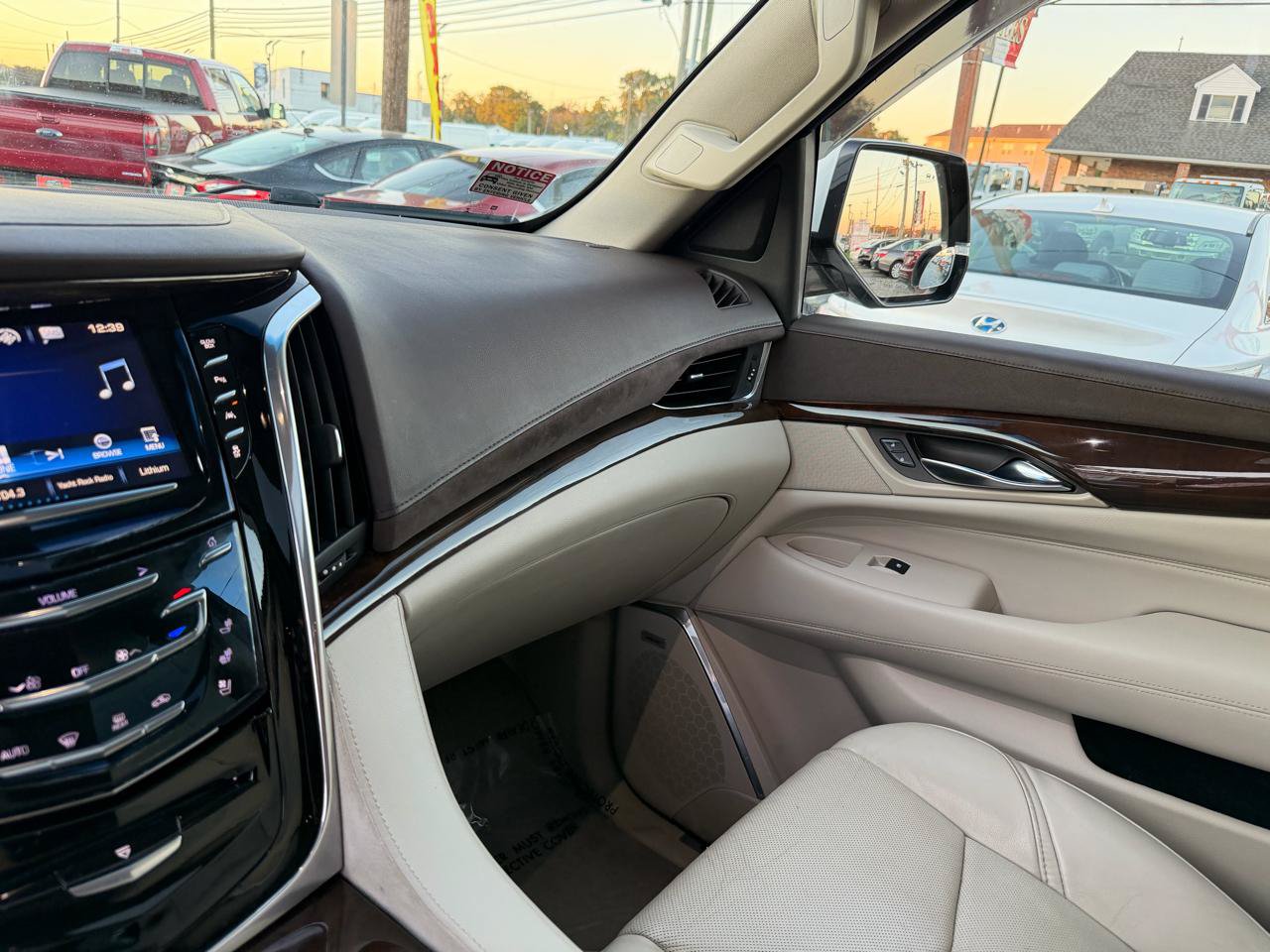 Used 2016 Cadillac Escalade ESV Luxury AWD/4WD image 24