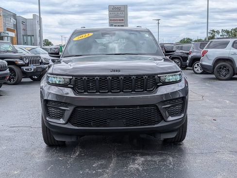 Used 2023 Jeep Grand Cherokee Altitude AWD/4WD image 2