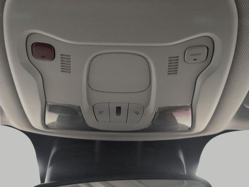 Used 2020 Jeep Renegade Latitude AWD/4WD image 18