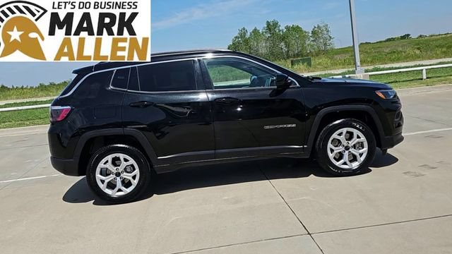 Used 2025 Jeep Compass Latitude w/ Sun & Sound Group AWD/4WD image 9
