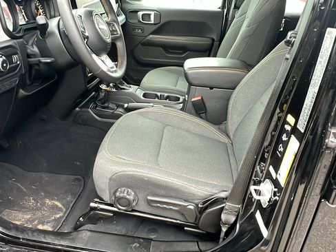 Used 2025 Jeep Wrangler Sahara image 16