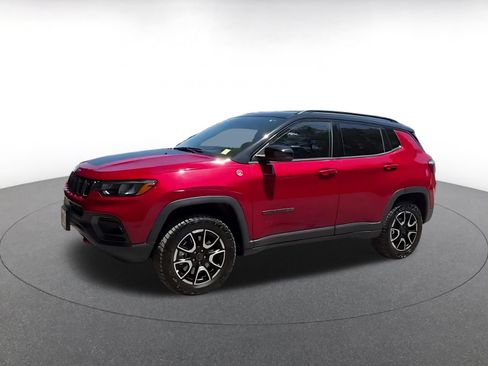 Used 2025 Jeep Compass Trailhawk AWD/4WD image 4