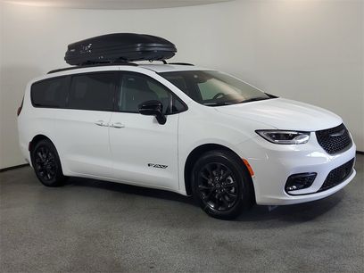 New 2025 Chrysler Pacifica Select w/ Fav Edition Package