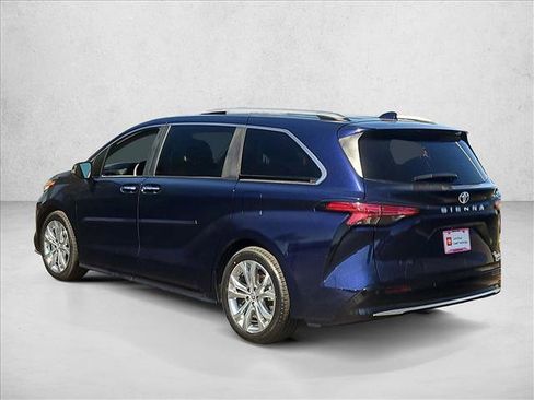 Used 2023 Toyota Sienna Platinum FWD image 8