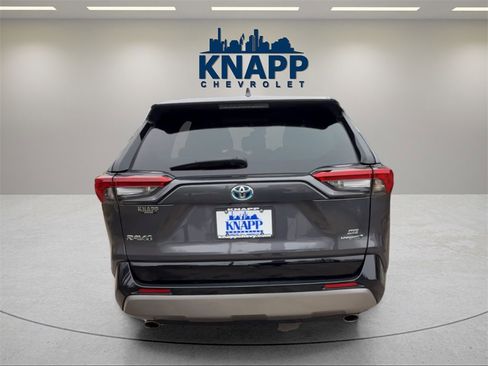 Used 2022 Toyota RAV4 SE image 4