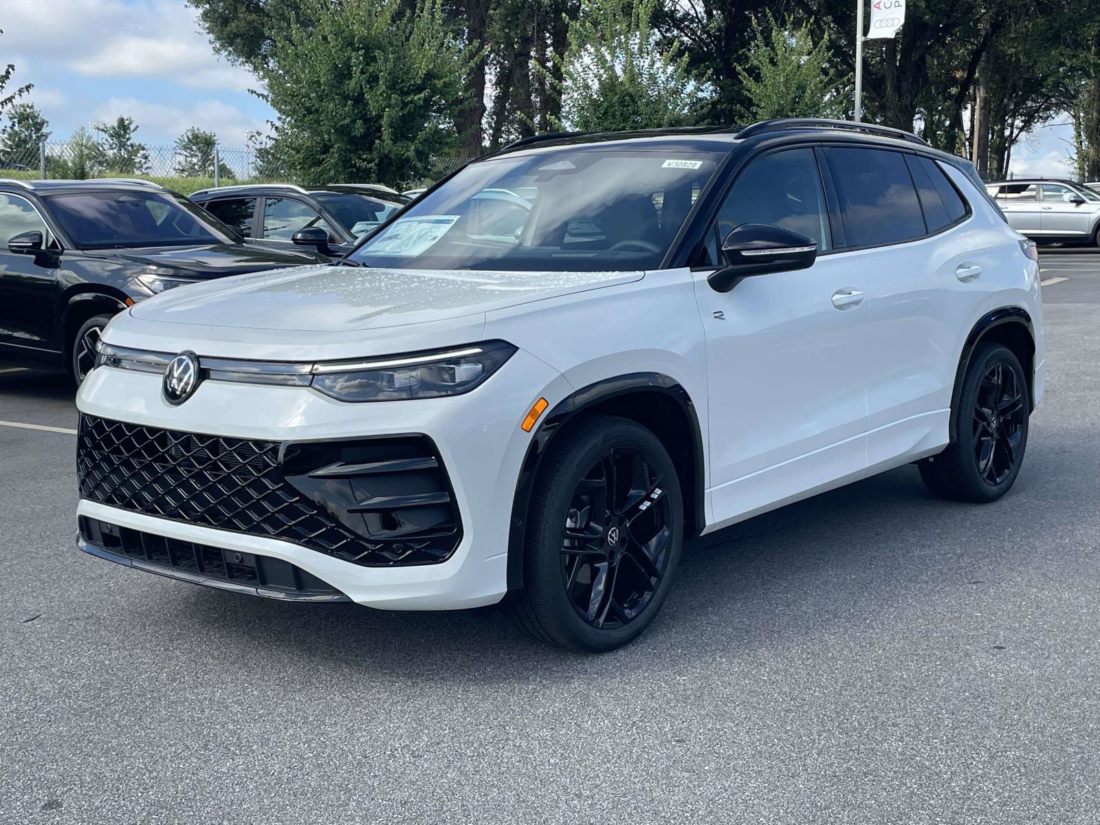 New 2026 Volkswagen Tiguan SE R-Line FWD image 3